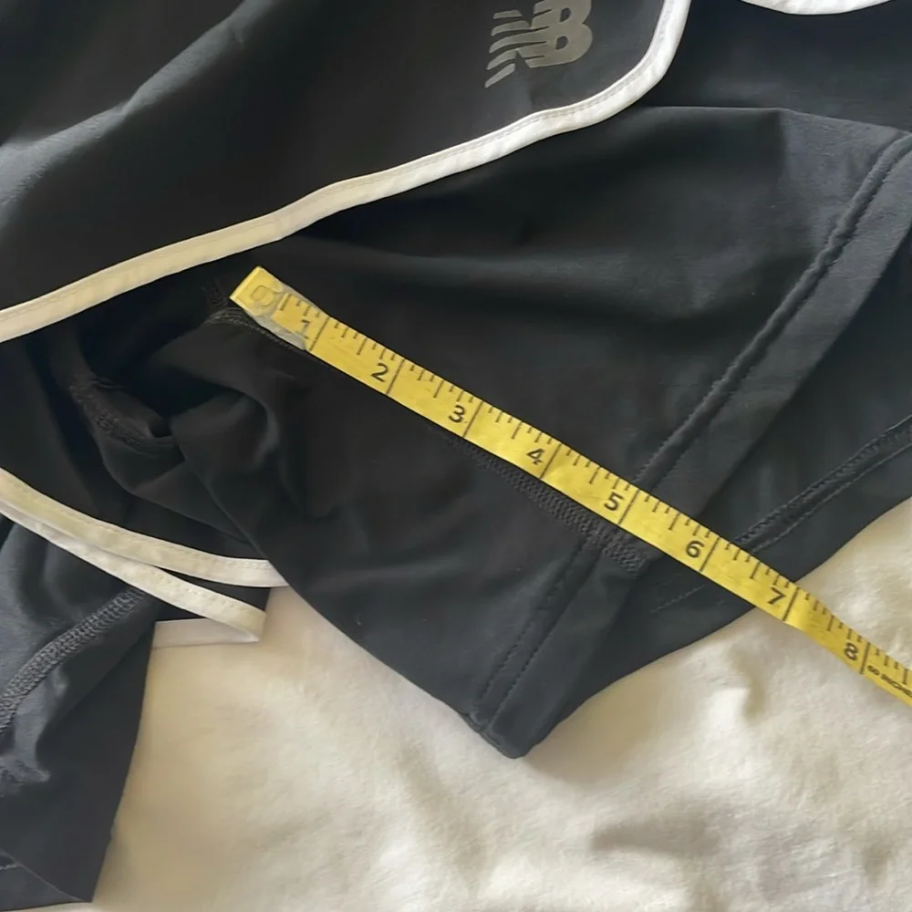 [New Balance] 2-in-1 Black Athletic Shorts with Compression Layer x2 - Picture 5 of 7